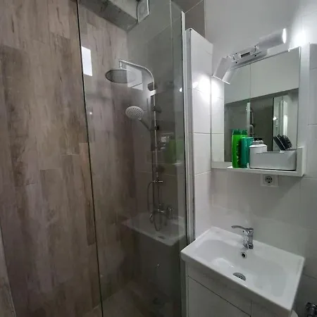 Lovely 1- Bedroom Close To Downtown Апартаменты