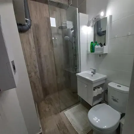 Lovely 1- Bedroom Close To Downtown Apartamento Escópia