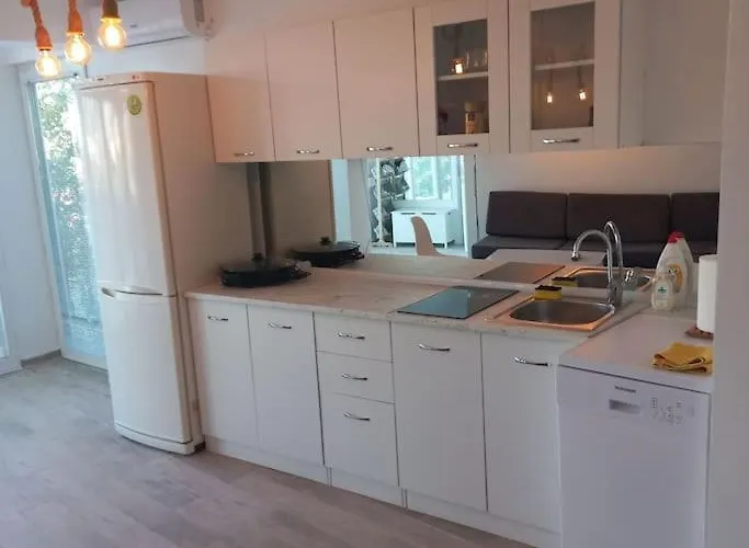 Lovely 1- Bedroom Close To Downtown Апартаменты *