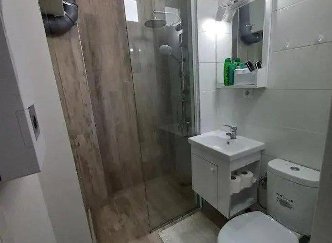 Lovely 1- Bedroom Close To Downtown Апартаменты Скопье